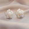 Elegant White Flower Shell Earrings Women's Temperament Niche Design Pearl Stud Earrings for Female Wedding Party Jewelry Gifts