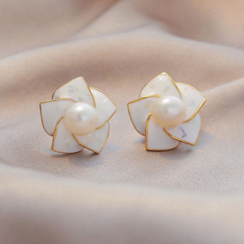 Elegant White Flower Shell Earrings Women's Temperament Niche Design Pearl Stud Earrings for Female Wedding Party Jewelry Gifts