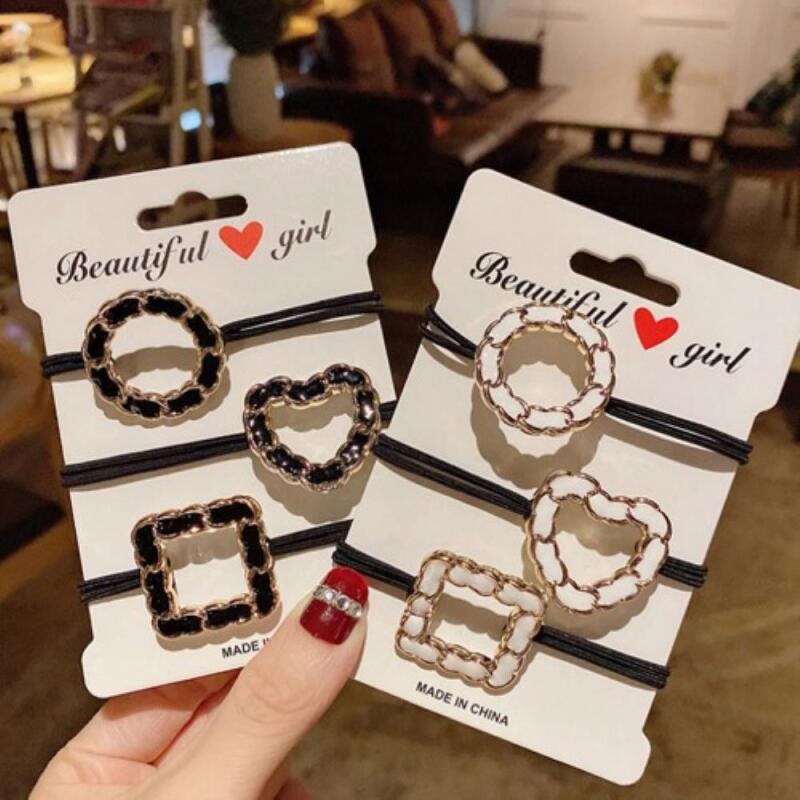 

Жіночий Чорно-Білий Круглий Квадратний Набір з 6 Предметів CD7782_Black & White Hair Ties Set of 6