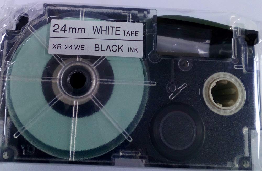 Fita Casio Label Writer Nameland original 24mm Letras pretas sobre fundo branco XR-24WE