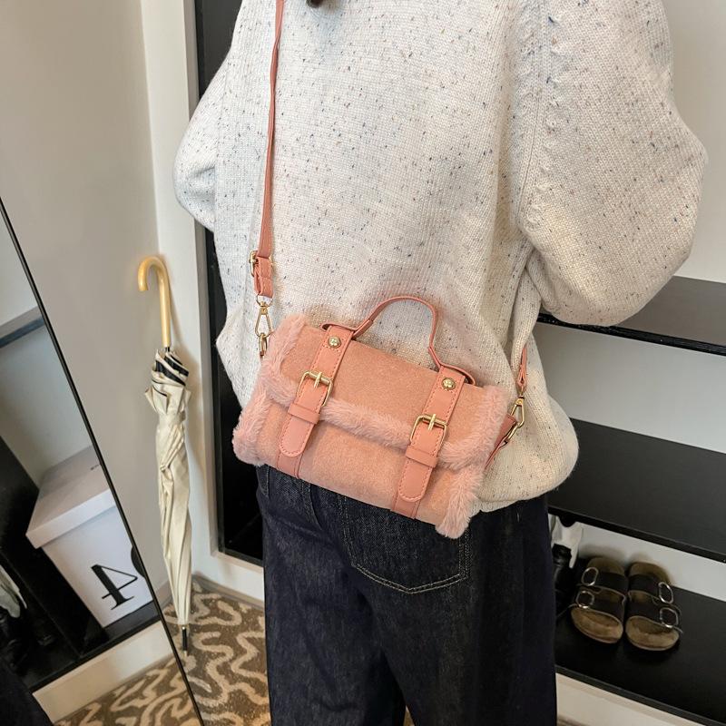 2025 new fashion trend handbag 2025 winter new foreign style plush small square bag shoulder bag