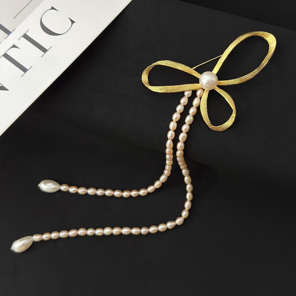 Goldene Seide Schnee-verzierte Perlenbrosche: Vintage Luxus Quasten-Accessoire für Damen-High-End-Mode