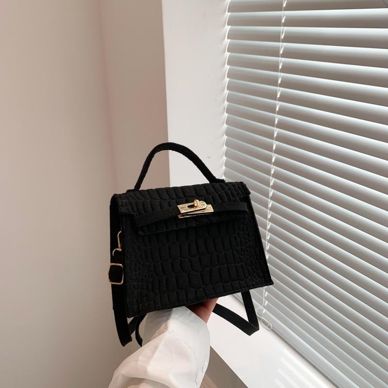 Стильная маленькая сумочка из фетра 2023 Новая винтажная квадратная сумка Модная наплечная сумка кроссбоди чёрный