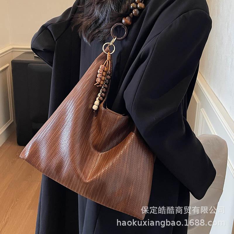 High sense niche designer bag women's 2025 new autumn and winter handbag fashion shoulder underarm bag messenger bag
