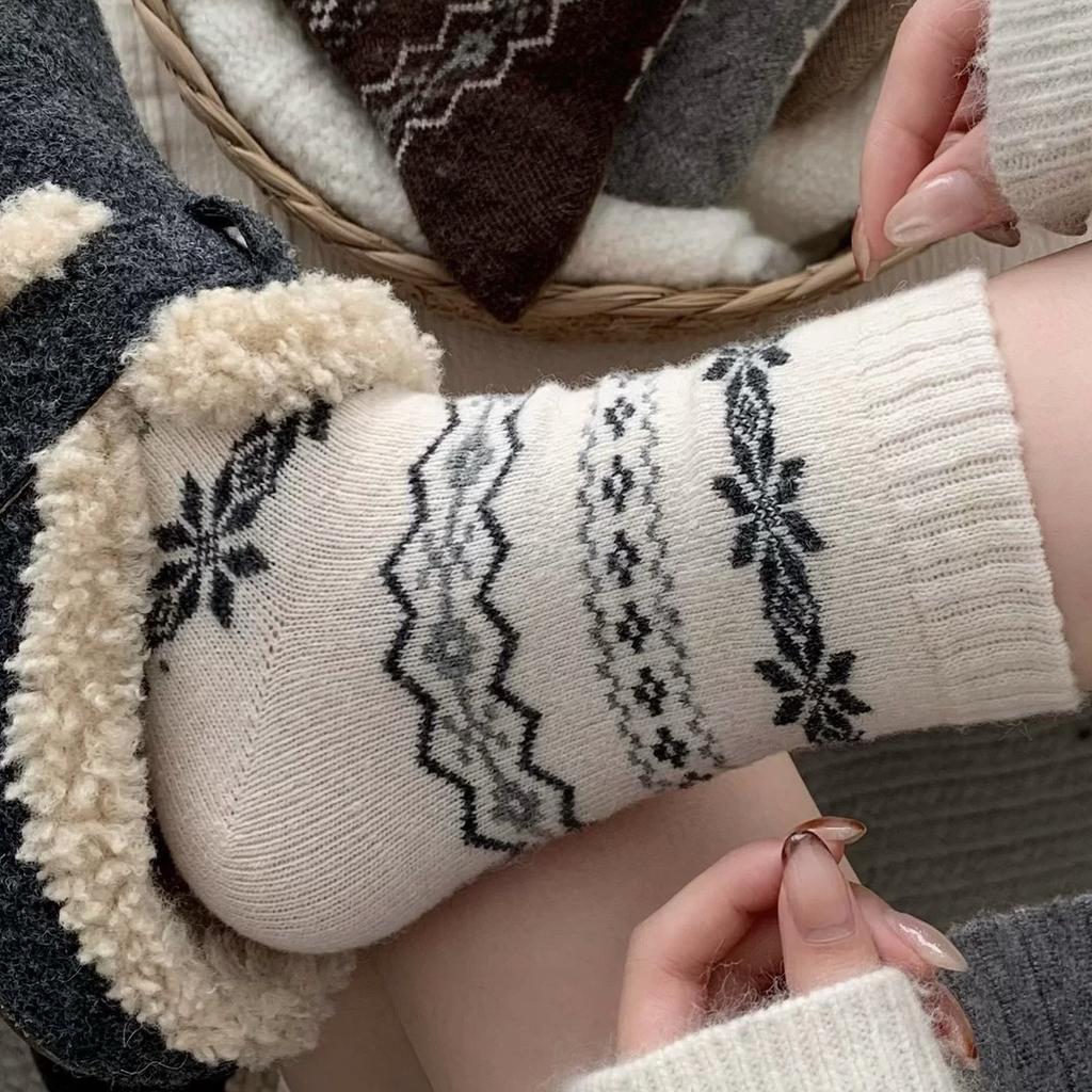 Thickened Warm Wool Socks Winter Vintage Snowflake Middle Tube Stack Socks With Birkenstocks