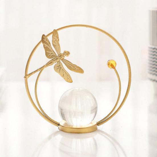 Künstliche Kristallkugel mit goldenem Metallständer Moderne Blatt-/Schmetterlings-/Libellen-Skulptur mit Glaskugel für Regal Couchtisch TV-Schrank Büro