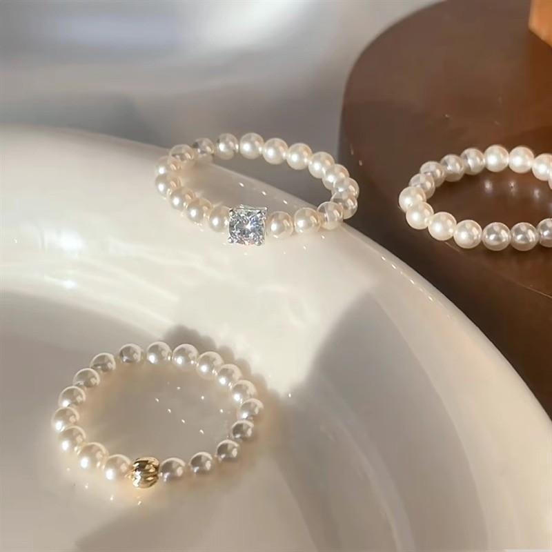 Geometric Classy Pearl Ring For Women With Soft Chain Detailing Perfect For Stylish Casual And Commuter Fashion
