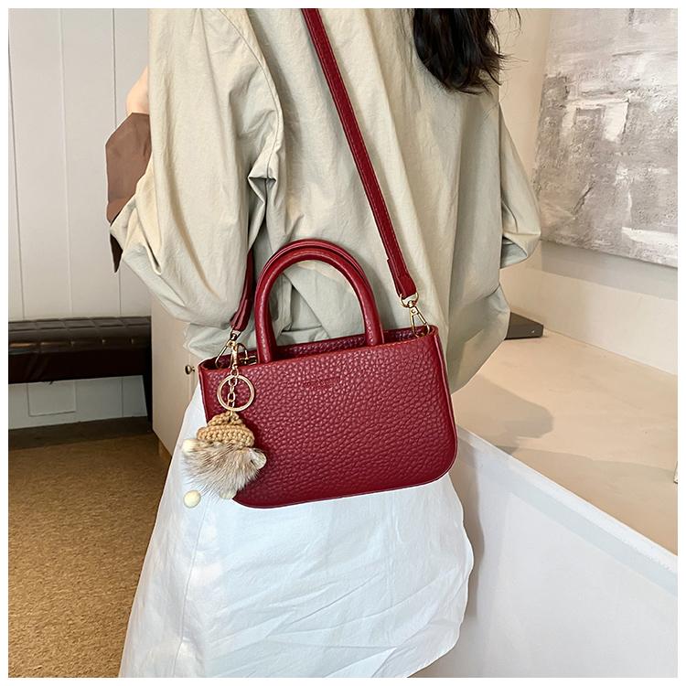 Темпераментная красная свадебная сумочка с текстурой личи — фото 4