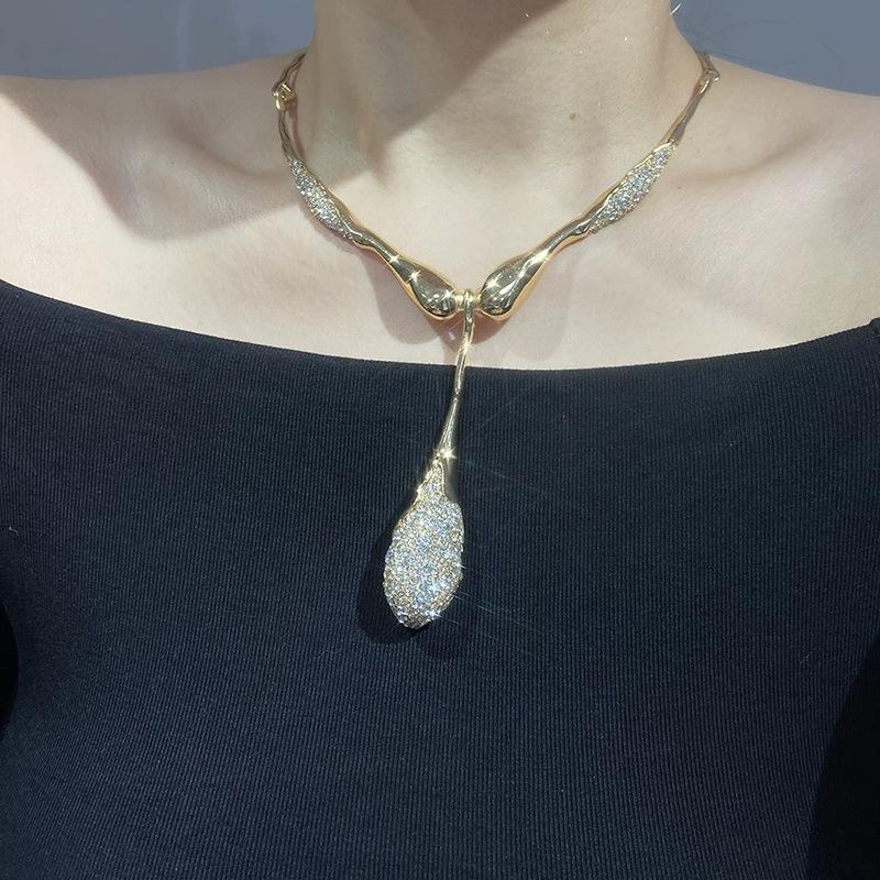 

Fashion Metal Irregular Lava Texture Sparkling Rhinestone Waterdrop Pendant Choker Necklace Ladies Light Luxury Premium Jewelry золотой