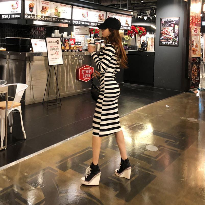 Neues schwarz-weiß gestreiftes langes Overknee-Sweatshirtkleid mit schmal geschnittener Kapuze, figurbetont, hüftumspielender langer Rock