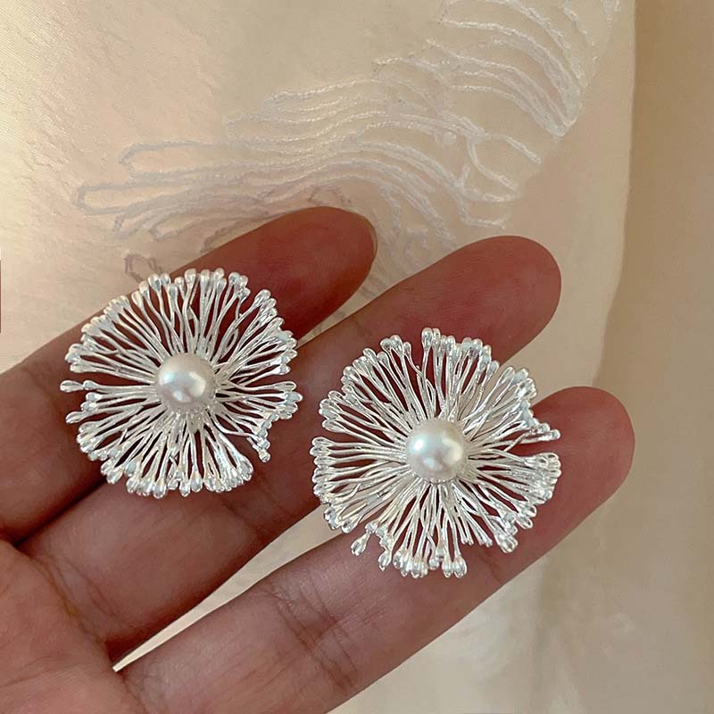 Exaggerated Metal Flowers Zircon Stud Earrings For Women Fashion Gold Color Hollow Round Temperament Earrings Zircon Party Gifts