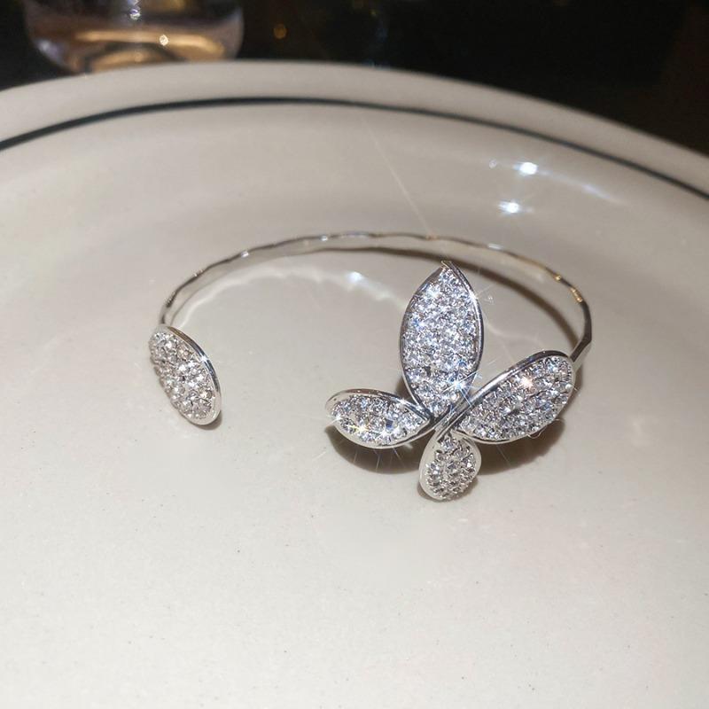 Diamond-encrusted flower opening bracelet Elegant personality niche design bracelet Light luxury high-end jewelry
