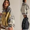 Graues Kapuzensweatshirt mit gelbem Kontrast und floraler Applikation