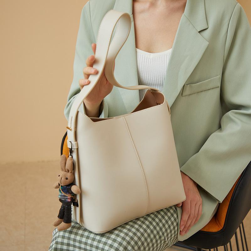 Maßgeschneiderte Version der Beuteltasche einfache Fächerbeutel Schultertasche Herbst und Winter neue trendige Internet-Berühmtheit Mode Achseltasche