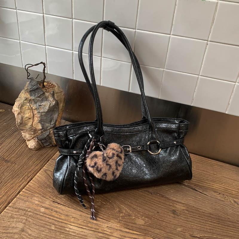 

Simple and fashionable shoulder bag with simple texture, new large-capacity bag in autumn and winter, 2025 personalized women s casual armpit bag. Without pendant