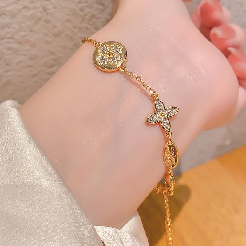 Versatile Four-Leaf Clover Bracelet for Women, Luxury Niche Style with High-End Appeal
