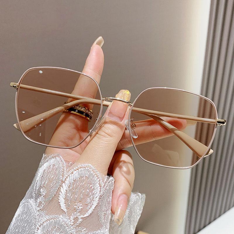 Anti-Blue Light Color-Changing Myopia Glasses, Women'S Ultra-Light Plain Face, Large Frame, Gray-Changing Tea, Light-Sensitive Color-Changing Myopia
