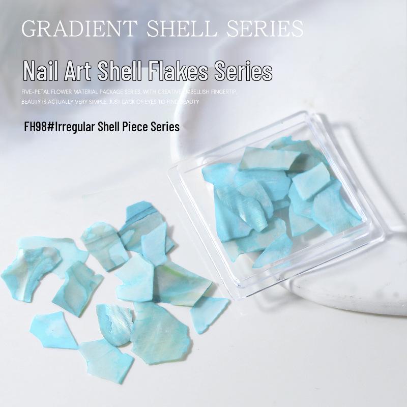 

Переливающийся нейл-арт хлопьями и наклейками из раковины абалона