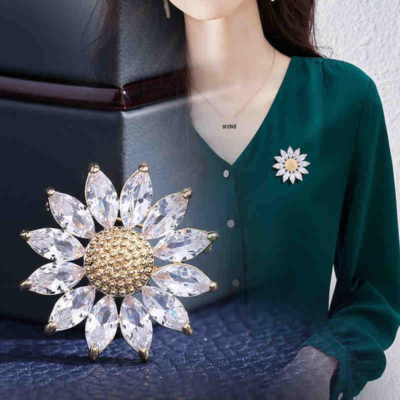 Korean Style Pearl Brooch: Versatile Floral Diamond Pin for Women's Coats