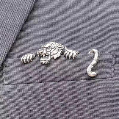 Vintage Crocodile Tiger Shaped Engraved Men's Suit Lapel Pin Classic Formal Accessory Pins For Men Suits