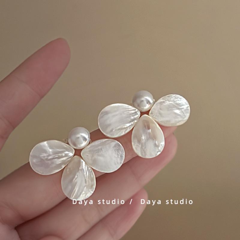 

Элегантные французские ретро серьги-пусеты в виде цветка из перламутра