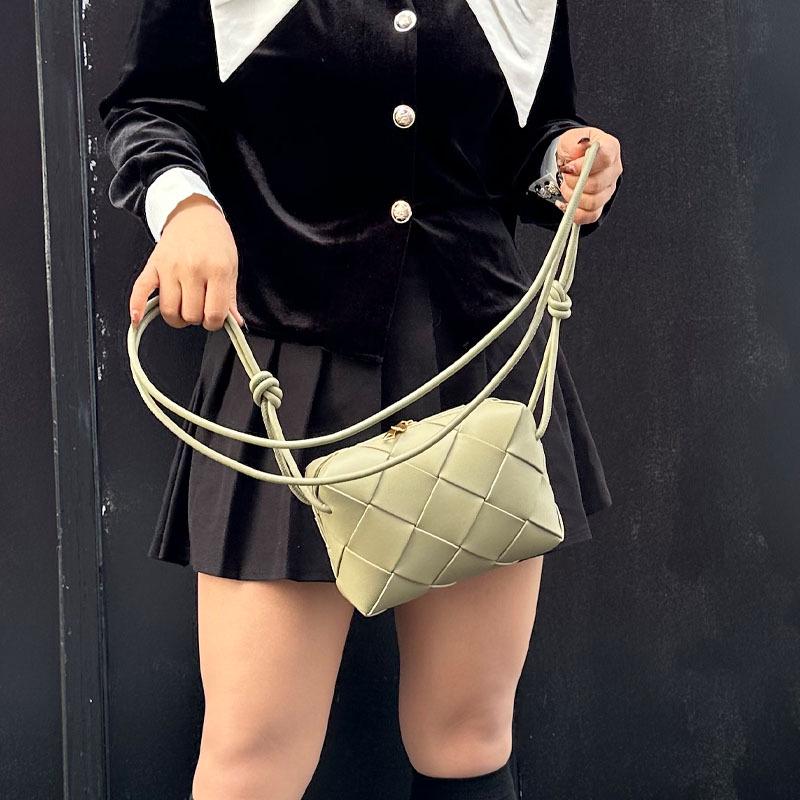 2024 Fashion Trend Handwoven Cowhide Shoulder & Crossbody Bag with Knot Design