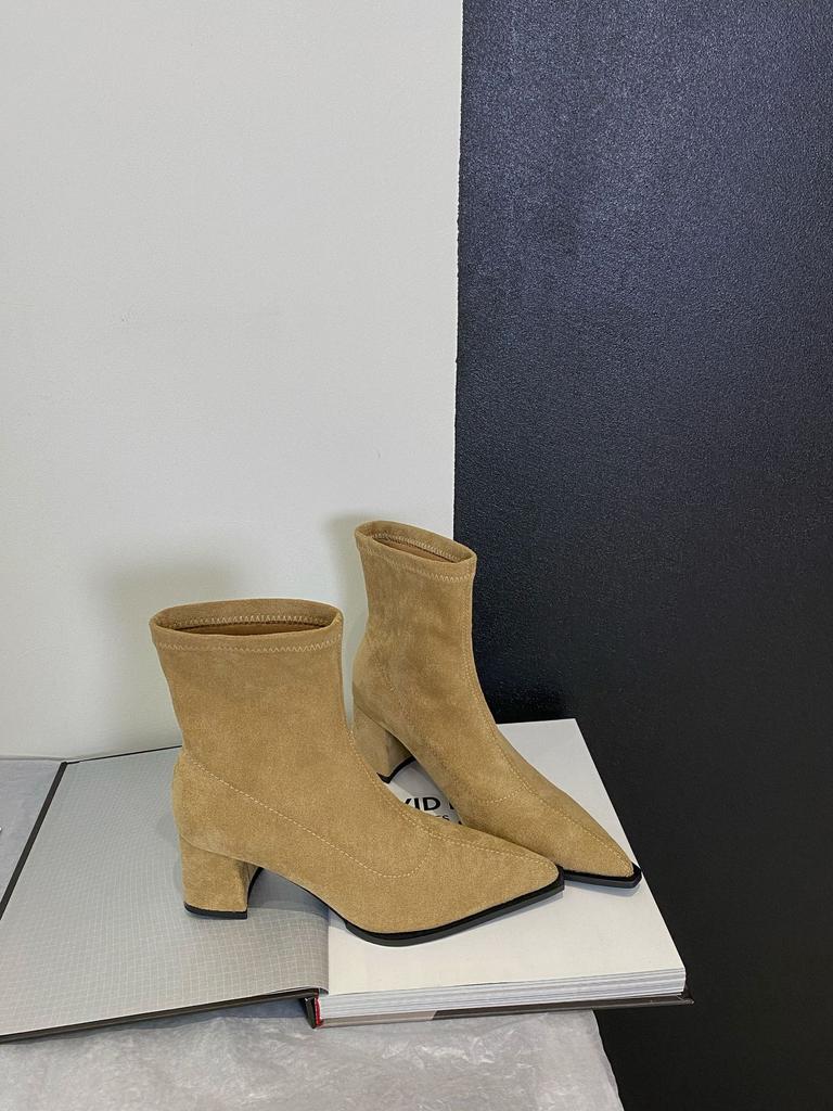 Neue Spot-Leder-Temperament-Kurzstiefel Damen 2025 Herbst und Winter neu dicke hohe Absätze Retro dünn spitz zulaufend elastisches Wildleder