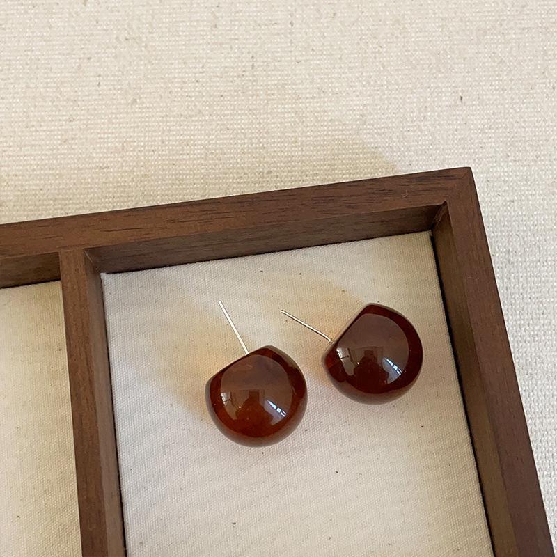 Exquisite Maelard Brown Resin Stud Earrings for Women: High-End, Fashionable, and Versatile Autumn/Winter Ear Accessories