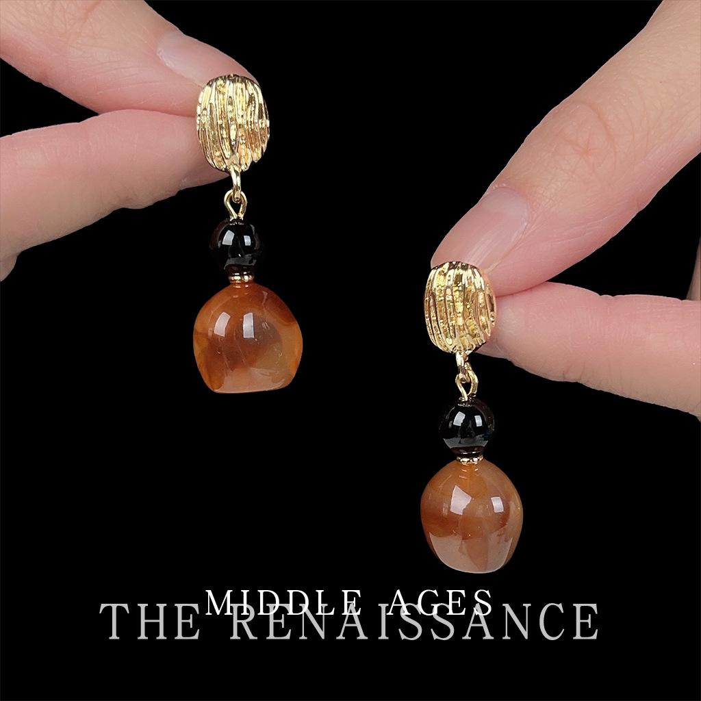 

Medieval brown smudged retro literary and artistic long earrings autumn and winter Maillard color light luxury earrings