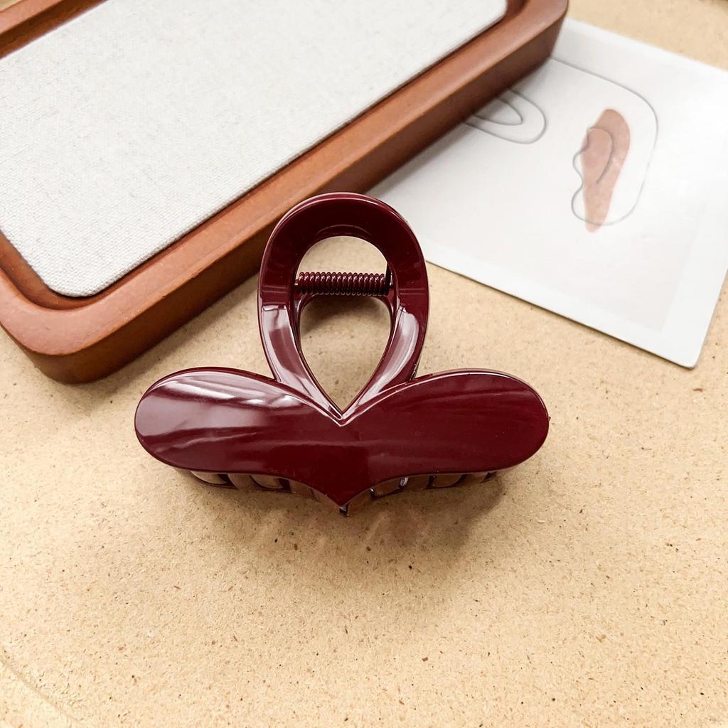 Elegant 2024 Heart Claw Clip for Women – New High-End Autumn/Winter Hair Accessory