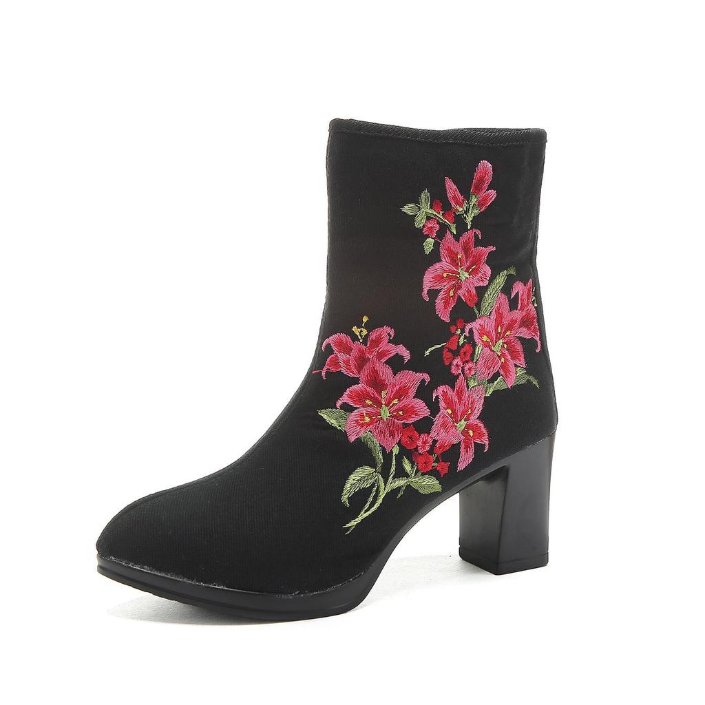 Krátké vyšívané sametové lodičky na jaro/podzim, k dispozici i větší velikosti.