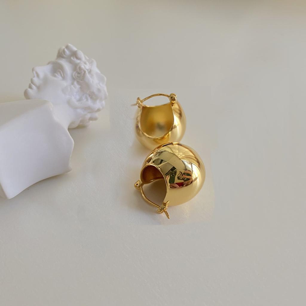 Metal wind round geometric earrings niche simple versatile stud earrings ins fashion high-end earrings