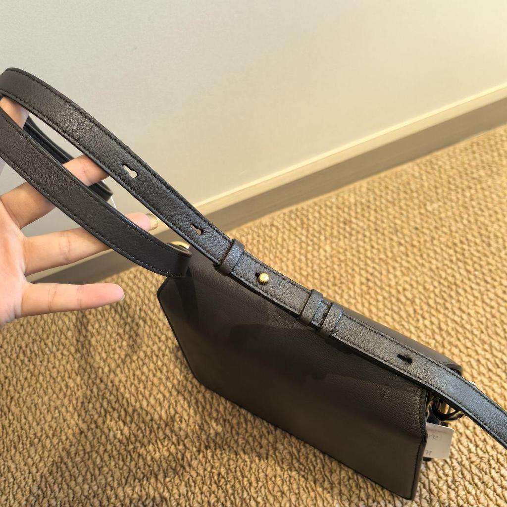 [Pre-Owned] Gray Leather Crossbody Bag - Very Good #ZCBQSE