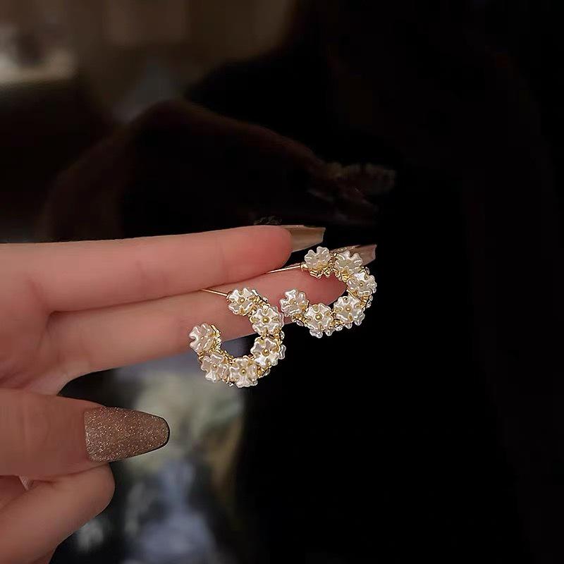 Korean Pearl Flower C-Shaped Hoop Earrings - Fashionable, Versatile, Sweet Design.
