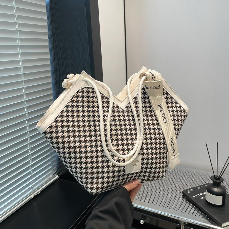 

Новая летняя высококлассная дорожная портативная сумка-тоут, нишевый дизайн, модная, большой вместимости, на плечо, подмышку белый