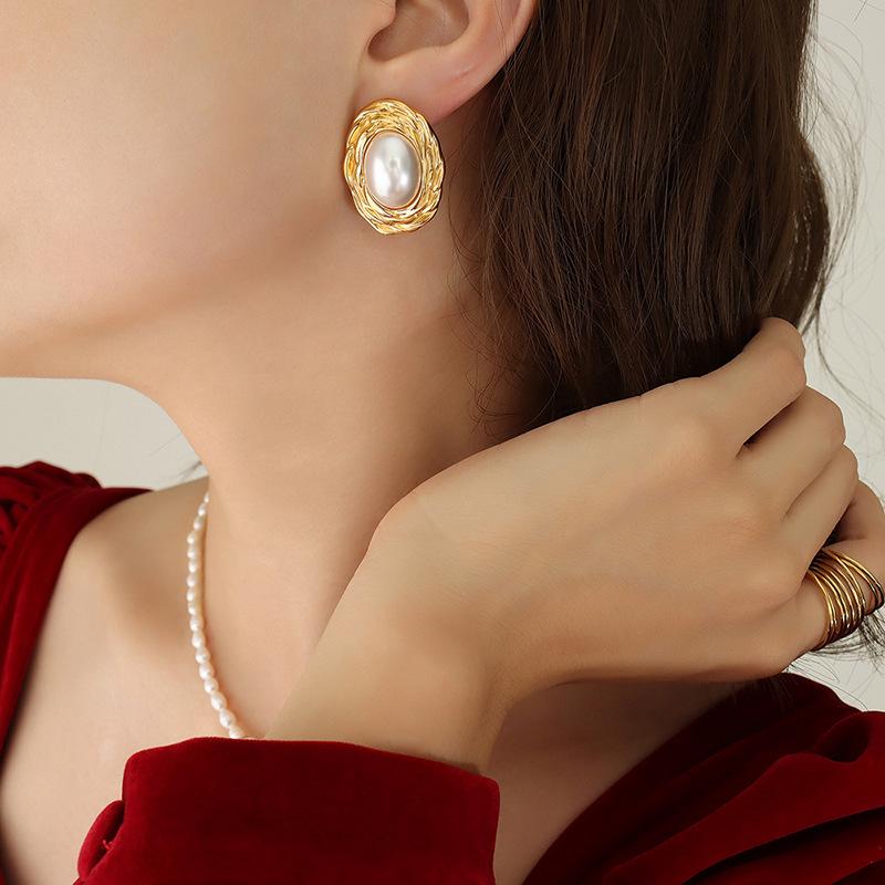 Gold-Plated French-Style Freshwater Pearl Necklace & Earrings Set with Embossed Pendant and Inlaid Pearls.