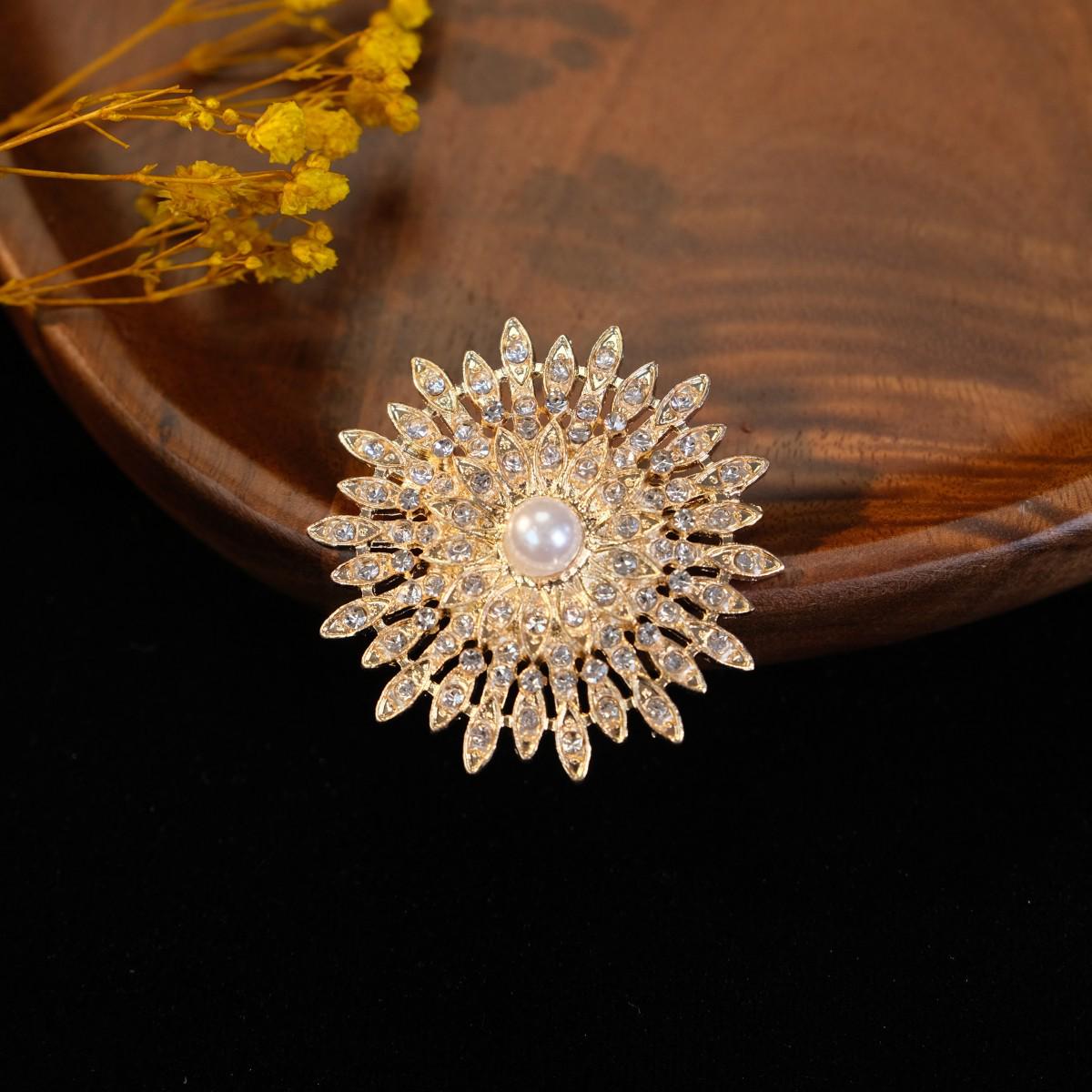 

Вишукана брошка-соняшник з перловим акцентом - Стильна шпилька-корсаж для піджаків