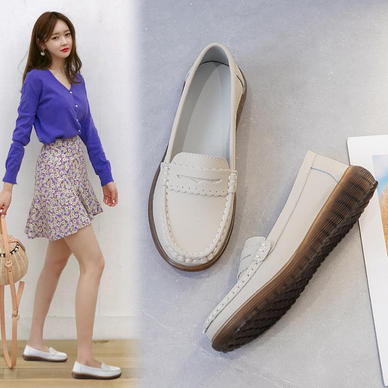 Leather mother shoes spring and autumn middle-aged women's leather shoes non-slip soft sole comfortable middle-aged and elderly Doudou shoes flat sing