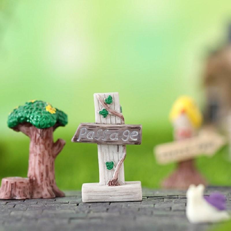 Charming Resin Miniature Signpost Decor For Moss Terrariums And Fairy Gardens