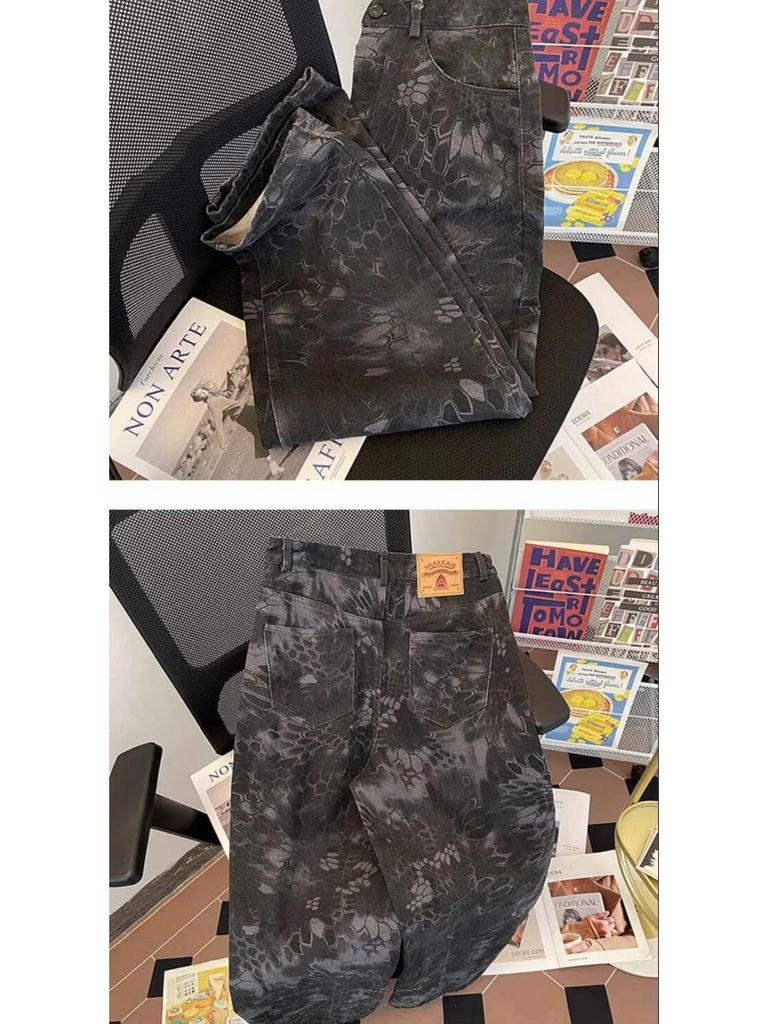 Pánské džíny s hadím potiskem a maskáčovým vzorem – Trendy high streetový vibe, rebelský streetový styl, mírně rozšířená rovná nohavice.