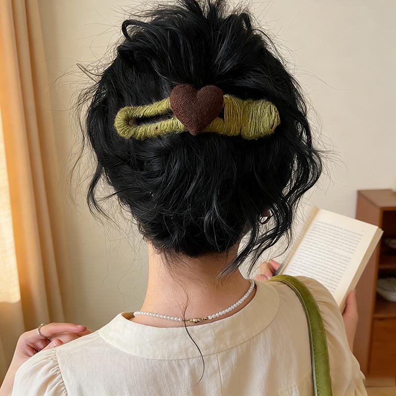 

Korean Style Heart-Shaped Wool Hair Clip: 2025 Large Duckbill Shark Clip for Women