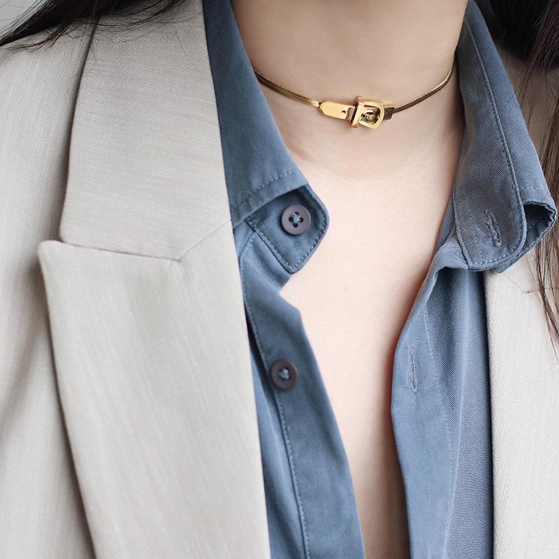 Personalized trendy cool belt buckle snake bone neck chain necklace neck chain can be worn in the shower