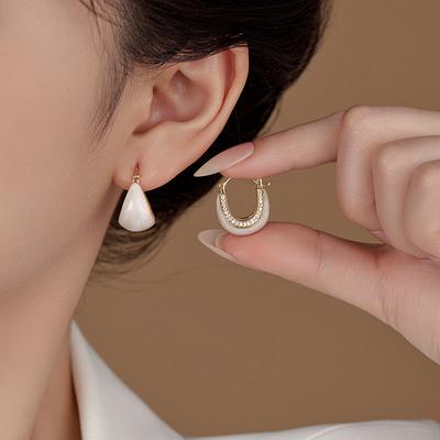 Piccoli Orecchini Freschi e Dolci con Zirconi Leggermente Incastonati, Orecchini di Temperamento alla Moda Retrò di Alta Gamma, Design di Nicchia, Orecchini a Cerchio da Donna