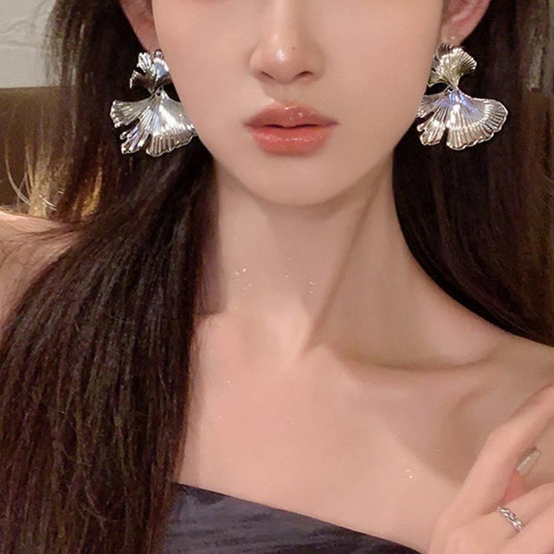 European and American exaggerated design sense Ginkgo biloba leaf earrings women's niche design temperament light luxury metal earrings earrings