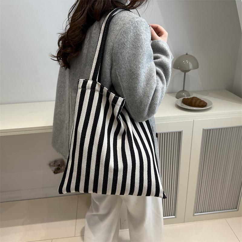 Stylish Korean Tote Bag With Minimalist Design And Spacious Capacity For Daily Use