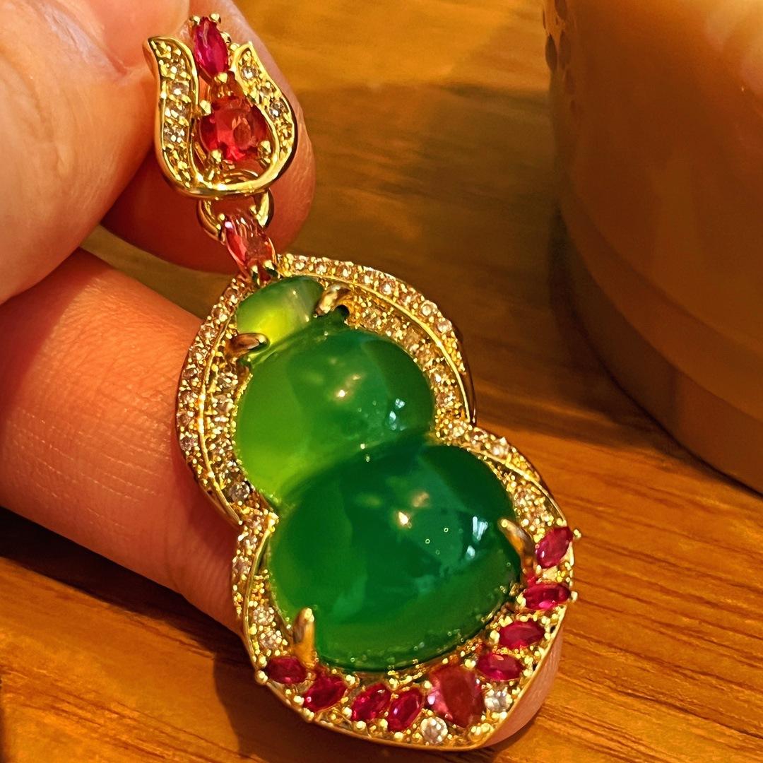 

Jade Green Lighting Natural Chalcedony Pendant Agate Pendant, Real Shot