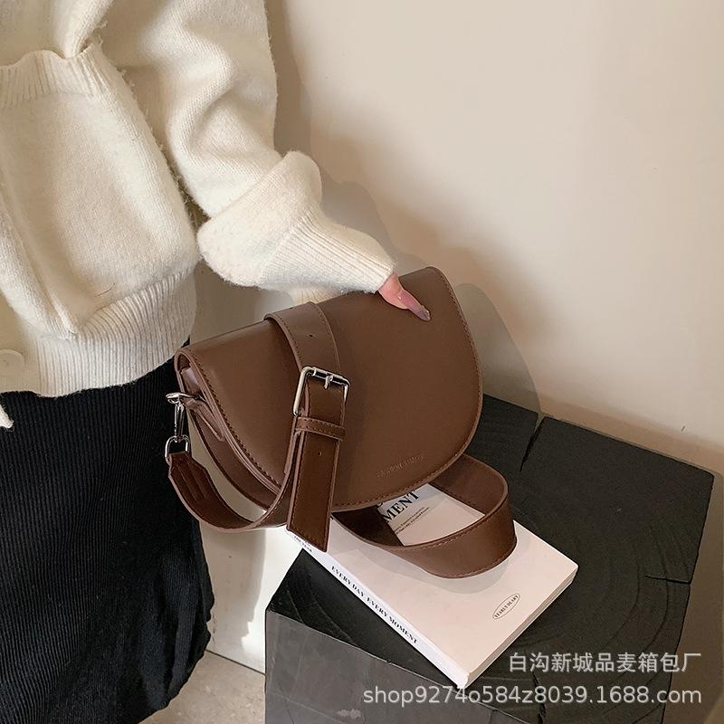 French niche design underarm messenger bag women's 2025 new retro shoulder bag popular saddle bag