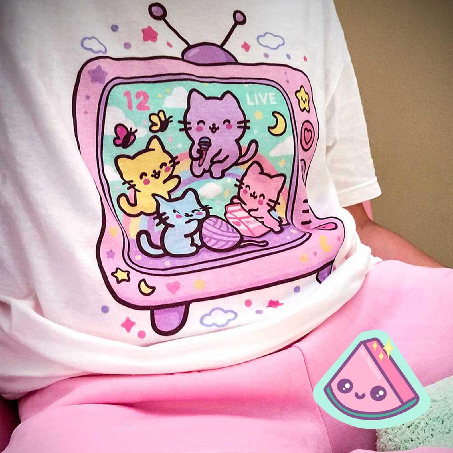 Fairy Kei Kawaii Tee, Yume Kawaii Pastel Retro TV Cat Shirt, Dreamy Cute Graphic Tee, Harajuku Aesthetic Pastel Shirt – Cat TV Series 1 3XL