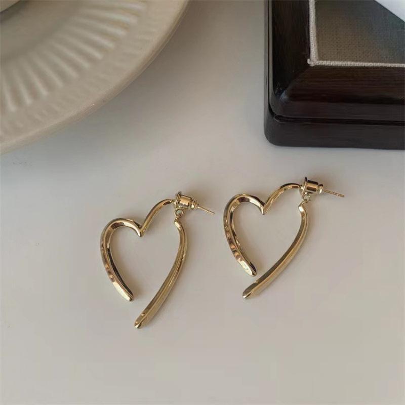 2025 Heart-Shaped Stud Earrings: Unique Light Luxury, High-End Niche Design
