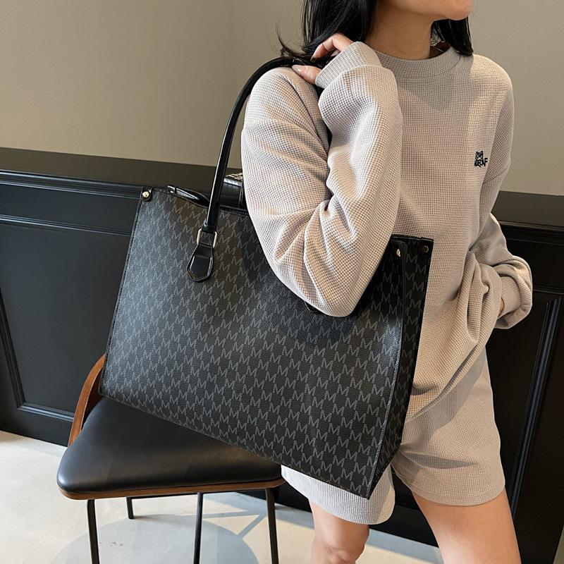 Niche Design Texture Small Bag Women's New Fashion Versatile Shoulder Bag Crossbody Simple Tote Bag